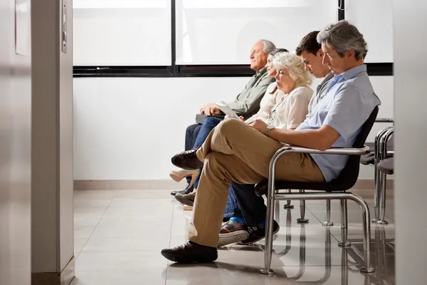 À espera do médico no átrio do hospital Imagem De Stock