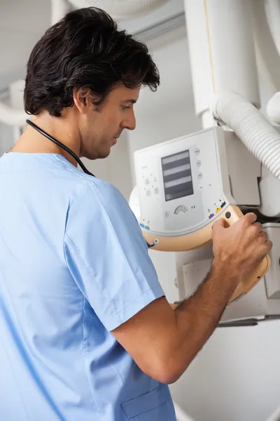 Técnico operando máquina de raios X — Fotografia de Stock