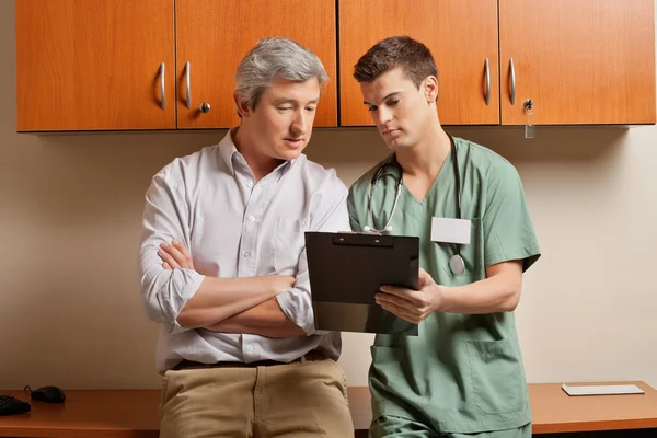 Patiënt met technicus bij kliniek — Stockfoto