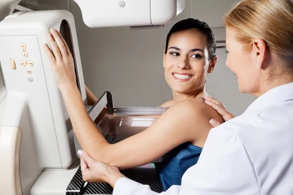 Női átesett Mammogram röntgen vizsgálat — Stock Fotó