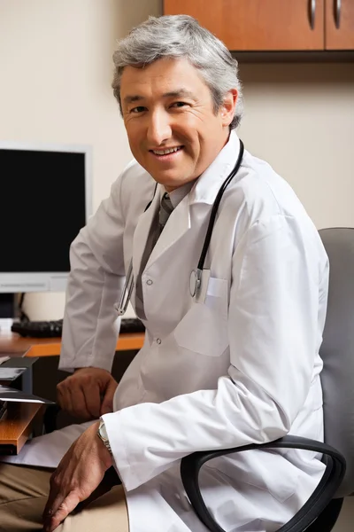 Male Doctor Sitting On Chair At Clinic — Stock Photo, Image