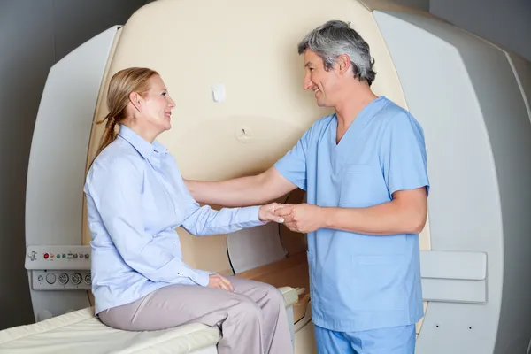 Radiologietechniker mit Patient — Stockfoto