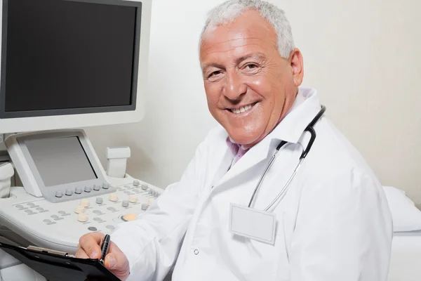 Radiologista escrevendo na área de transferência — Fotografia de Stock