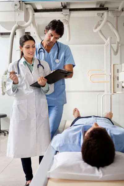 Medische professionals communicatie met patiënt — Stockfoto