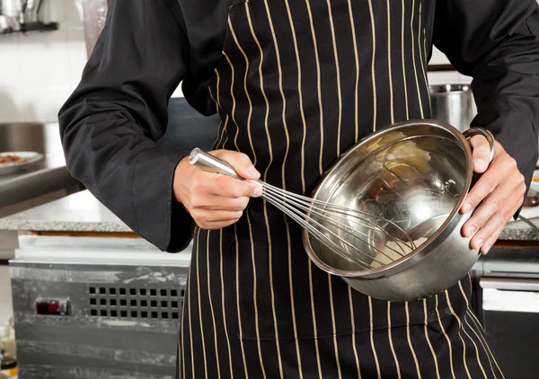 Masculino Chef Whisking Egg Na Cozinha — Fotografia de Stock