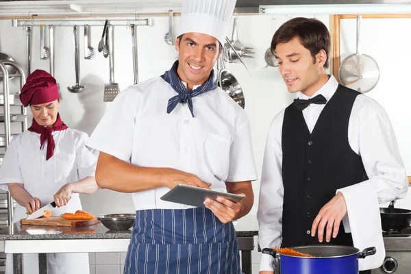 Chef con cameriere utilizzando Digital Tablet — Foto Stock