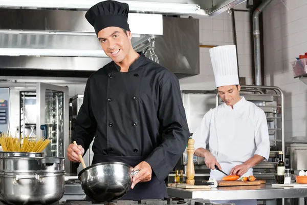 Chefs Cooking Food In Kitchen — Stock Photo, Image