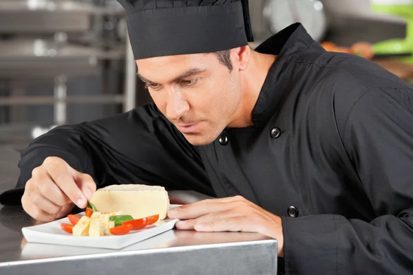 Masculino Chef Garnishing prato — Fotografia de Stock