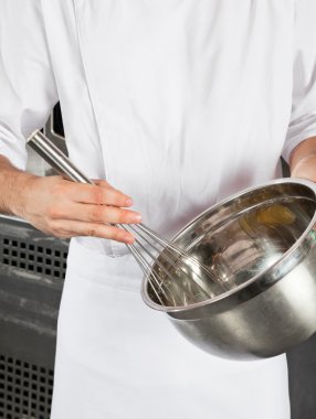 aşçı tel wisk ve kase karıştırma