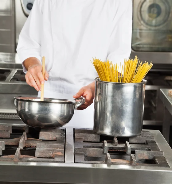 Männlicher Koch kocht Essen in der Küche — Stockfoto