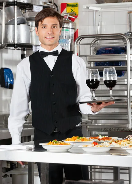 Garçom Segurando Vinhos na Bandeja — Fotografia de Stock