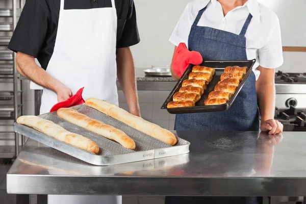 焼きたてのパンのトレイを保持しているシェフ — ストック写真