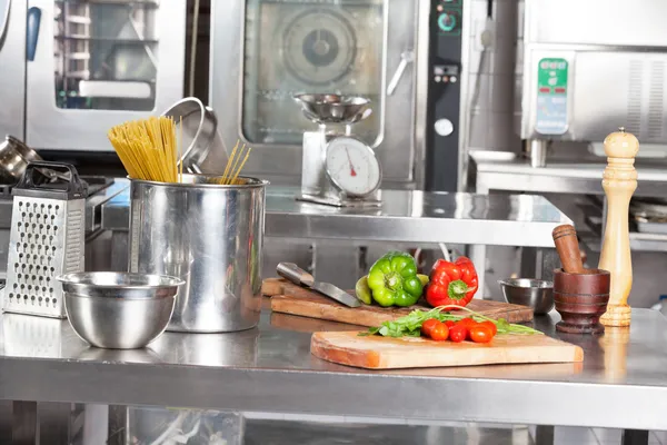 Spagetti makarna ve biber mutfak tezgahının üzerinde — Stok fotoğraf