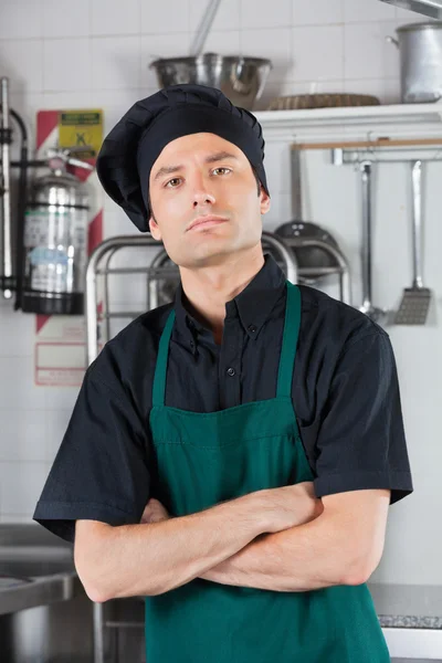 Ernstige mannelijke chef-kok met armen gevouwen — Stockfoto