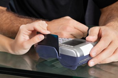 terminal salonu aracılığıyla kredi kartı swiping el