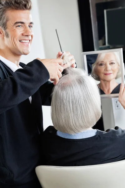 Coiffeur coupe les cheveux du client — Photo