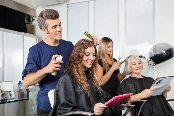 Peluquerías Configurando el cabello del cliente en el salón — Foto de Stock