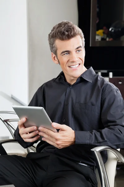 Customer Waiting In Hair Salon — Stock Photo, Image