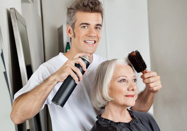 Peluquero Configurando el cabello del cliente — Foto de Stock