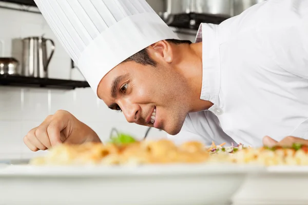 Mužský šéfkuchař obloha jídlo — Stock fotografie