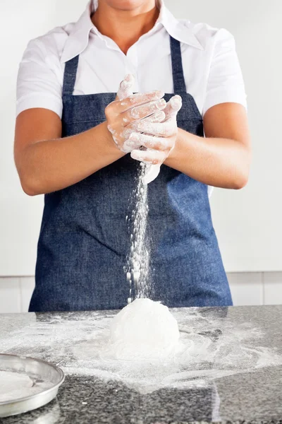 Kobieta kucharz Dodawanie mąki do ciasta — Zdjęcie stockowe