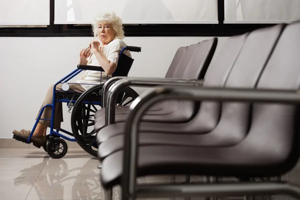 Tekerlekli sandalye üzerinde kadın kıdemli — Stok fotoğraf