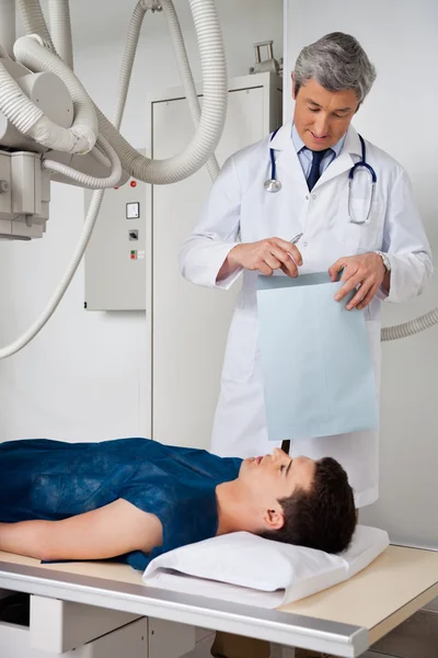 Мужчина-радиолог с пациентом — стоковое фото