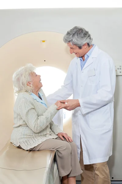 Paciente olhando para o médico — Fotografia de Stock