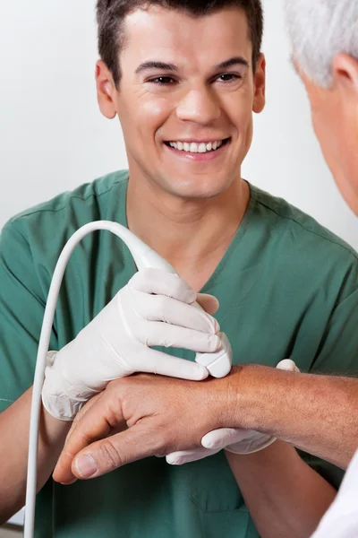 Tehnician de scanare a mâinii pacientului masculin — Fotografie, imagine de stoc