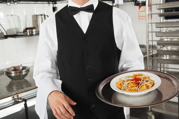 Офіціант з блюдо макаронів — стокове фото