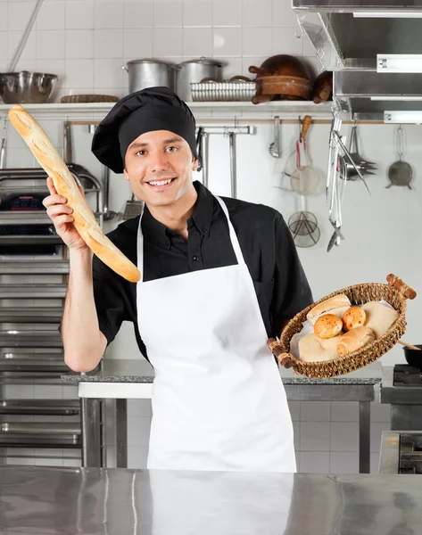 Cuoco maschio che tiene pane pane — Foto Stock