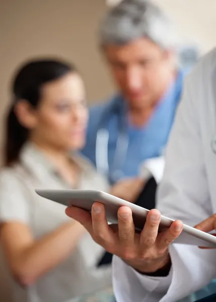 Médecin utilisant une tablette numérique — Photo