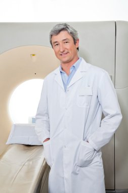 CT tarayıcı duran doktor