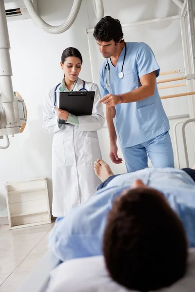 Profesionales médicos con en la clínica — Foto de Stock