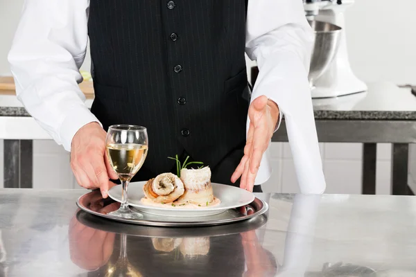 Cameriere con involtino di salmone e vino bianco — Foto Stock