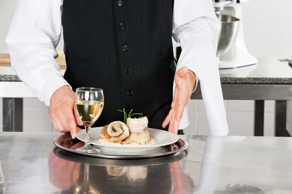 Garçom com rolo de salmão e vinho branco — Fotografia de Stock