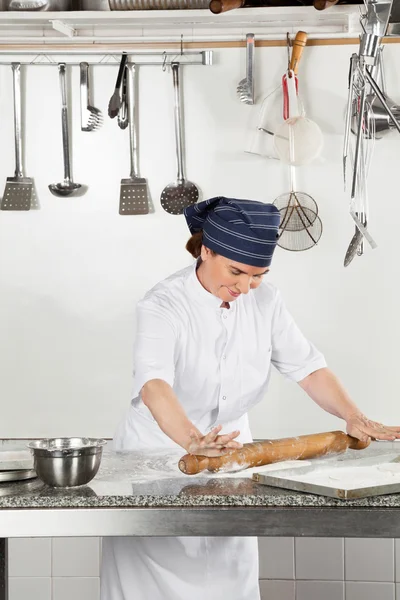 Felice Chef femminile Rolling Dough — Foto Stock