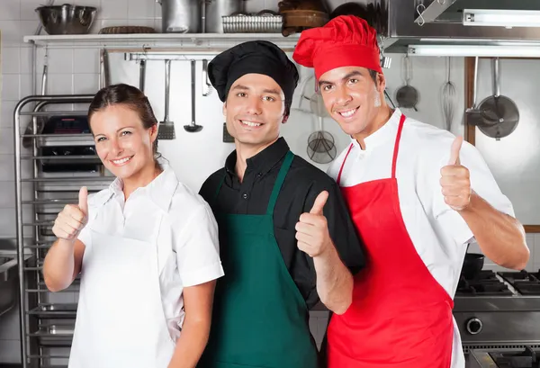 Chefs renunciando a los pulgares — Foto de Stock