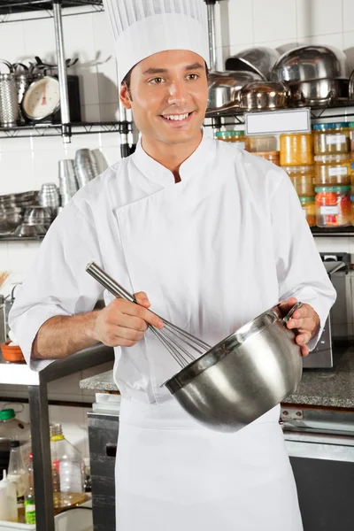 Maschio chef sbattere uovo in cucina — Foto Stock