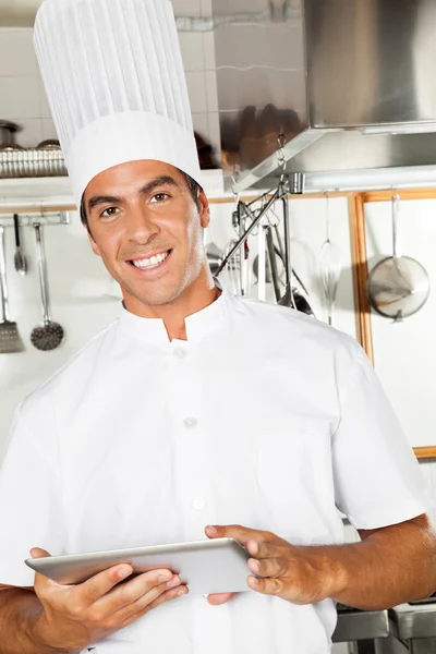 Chef masculino con tableta digital — Foto de Stock