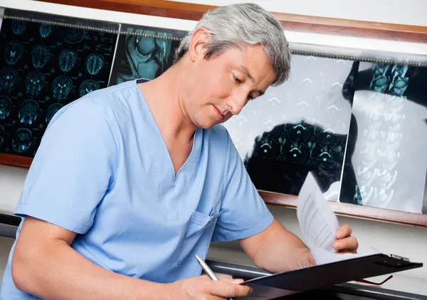 Médico profesional pasando por el documento — Foto de Stock