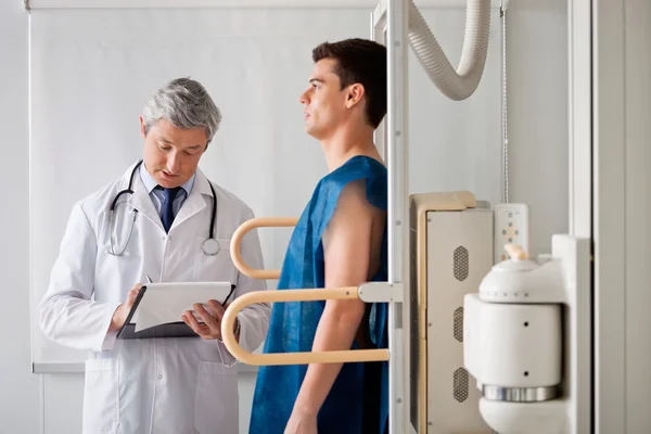 Mannelijke patiënt ondergaat x-ray test — Stockfoto