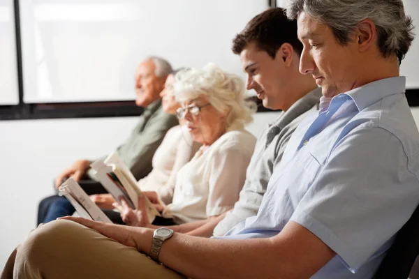 Patiënten te wachten in de lobby — Stockfoto