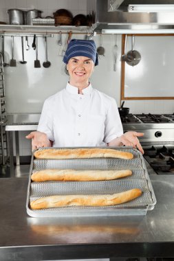 kadın Şef pişmiş sunmak loafs