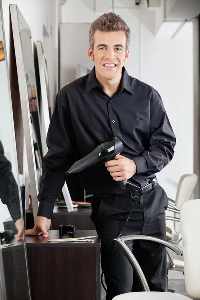 Peluquería masculina feliz con secador de pelo — Foto de Stock