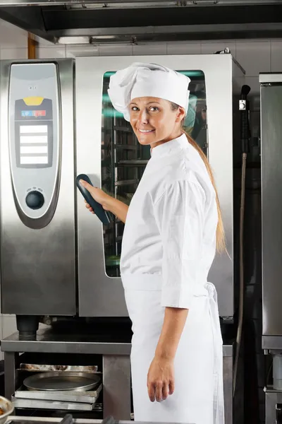 Chef-kok bedrijf handvat van oven — Stockfoto