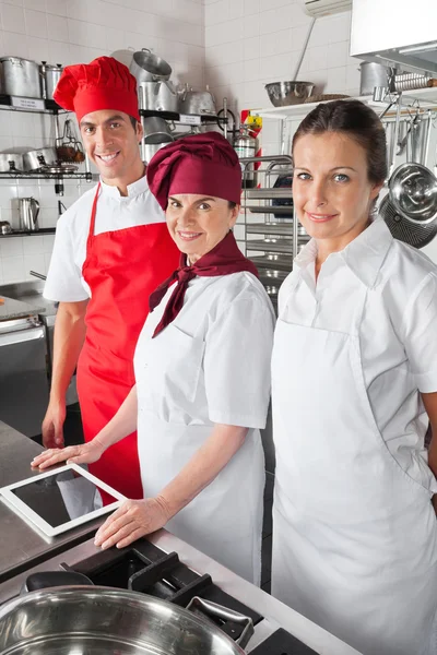 Chefs felizes com tablet digital — Fotografia de Stock