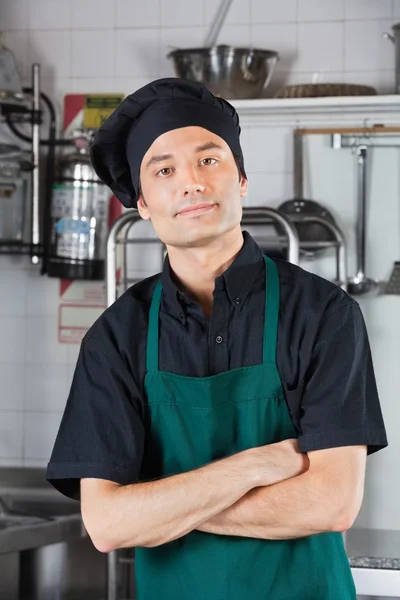 Mężczyzna kucharz z rękami skrzyżowanymi w kuchni — Zdjęcie stockowe