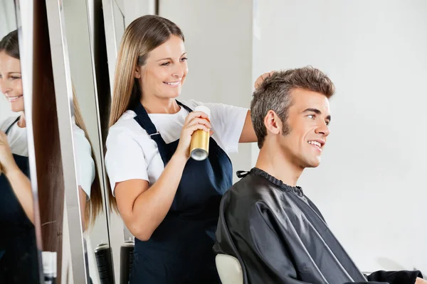 Peluquero Ajustar el pelo del cliente en la sala —  Fotos de Stock