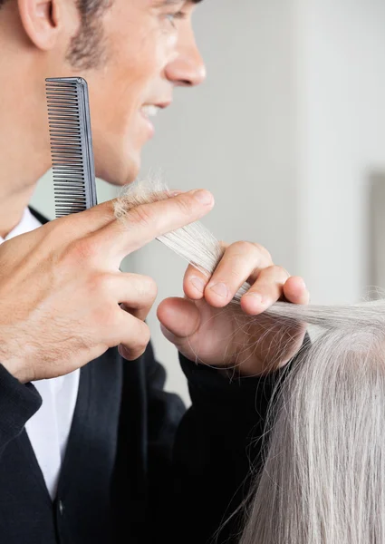 Parrucchiere taglio capelli della donna anziana al salone — Foto Stock
